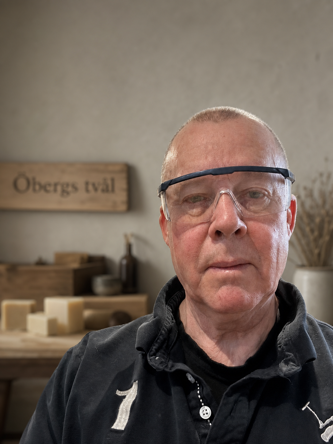 Peter Öberg i skyddsglasögon i tvålverkstaden
